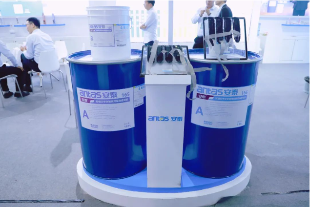 集泰股份的展位熱鬧非凡，吸引了中國建筑玻璃與工業(yè)玻璃協(xié)會(huì)領(lǐng)導(dǎo)以及來自武漢、河南、廣東、山東、四川、重慶等多省市的參觀團(tuán)隊(duì)的到訪。他們與集泰股份工程產(chǎn)品銷售部的領(lǐng)導(dǎo)進(jìn)行了深入交流和詳細(xì)參觀。