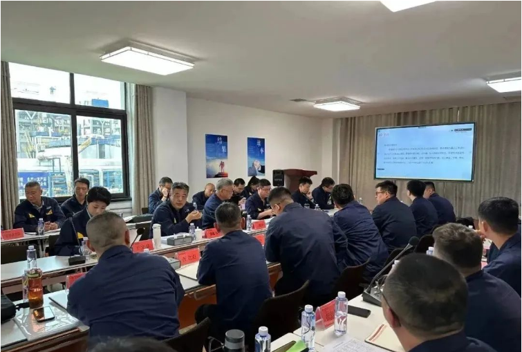 黑貓股份于近日在唐山黑貓舉行了一場高規(guī)格的現(xiàn)場交流會，該公司黨委副書記、董事長兼總經(jīng)理魏明親臨會場主持。此次會議旨在以全面改善黑貓生產(chǎn)管理組織水平為總基調(diào)，通過實(shí)地對標(biāo)和深入交流，進(jìn)一步提升黑貓股份的生產(chǎn)管理水平。