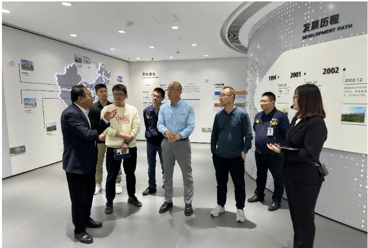 簽約儀式前，專家組先后參觀了青島黑貓研發中心、檢測中心和中試車間。青島黑貓公司黨支部書記、總經理王宏以及相關研發團隊向專家組介紹了公司的自主研發項目、與相關大學合作項目的進展情況，以及產品在輪胎中的應用特性。