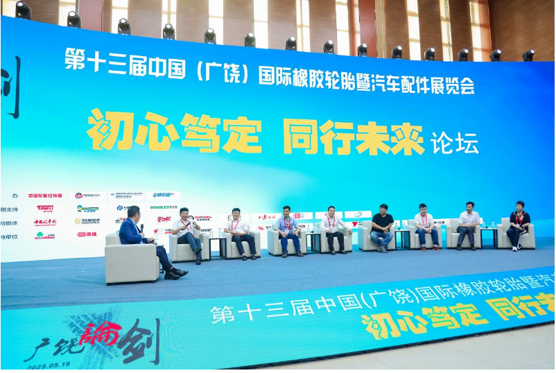 此外，論壇還邀請到了各行業(yè)專家和企業(yè)代表進行主題演講和圓桌論壇討論，分享經(jīng)驗和探討行業(yè)發(fā)展的機遇和挑戰(zhàn)。演講嘉賓們就如何建立智慧供應(yīng)鏈、借鑒國外經(jīng)驗、進行數(shù)字化升級以及轉(zhuǎn)型發(fā)展等方面提出了寶貴的建議和見解。