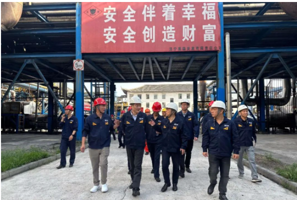 會議結(jié)束后，盛旺喜一行還實地考察了濟寧黑貓公司的黨建活動室、炭黑車間、儲運中心、動力車間和精制車間等地，詳細了解了生產(chǎn)管理、工藝控制和設(shè)備運行等情況。與此同時，他們還考察了時聯(lián)黑貓投資項目的運營情況，并就下一步的工作提出了具體要求。
