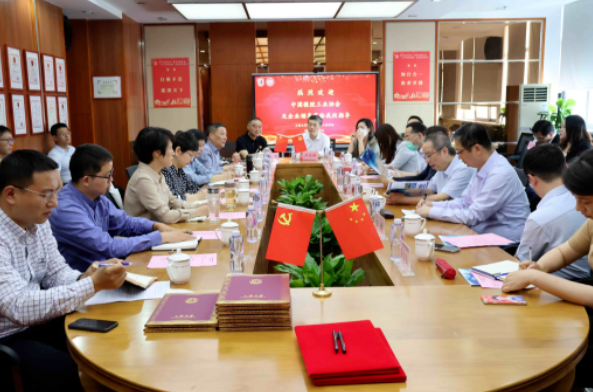 上海大學(xué)與中國(guó)橡膠工業(yè)協(xié)會(huì)輪胎分會(huì)戰(zhàn)略合作簽約儀式在上海大學(xué)環(huán)境與化學(xué)工程學(xué)院成功舉行。這次校地企強(qiáng)強(qiáng)聯(lián)合的合作將推動(dòng)產(chǎn)業(yè)鏈和創(chuàng)新鏈的深度融合。
