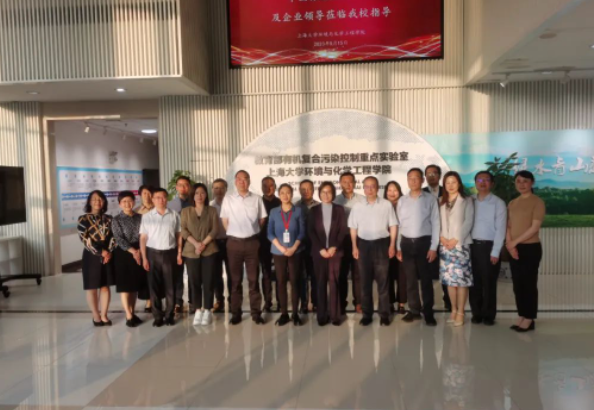 此次上海大學(xué)與中國(guó)橡膠工業(yè)協(xié)會(huì)輪胎分會(huì)的戰(zhàn)略合作簽約儀式為兩者的合作關(guān)系奠定了堅(jiān)實(shí)的基礎(chǔ)。雙方的交流與合作將進(jìn)一步推動(dòng)橡膠行業(yè)的環(huán)境保護(hù)和技術(shù)創(chuàng)新，促進(jìn)產(chǎn)業(yè)鏈和創(chuàng)新鏈的深度融合，為橡膠行業(yè)的可持續(xù)發(fā)展注入更多動(dòng)力。