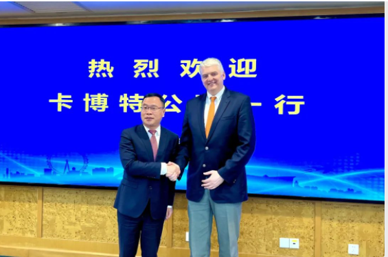 近日卡博特公司執(zhí)行副總裁、功能性補(bǔ)強(qiáng)材料業(yè)務(wù)總裁、數(shù)字化運(yùn)營總裁兼美洲地區(qū)總裁霍博特先生(Bart Kalkstein)一行訪問了閔行區(qū)委陳宇劍書記等有關(guān)領(lǐng)導(dǎo)。在會(huì)晤中，雙方領(lǐng)導(dǎo)互相表示了合作和支持的意愿。