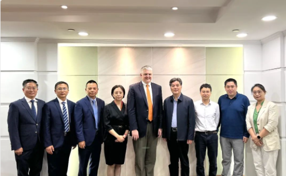據(jù)了解，會(huì)議上還有上海市發(fā)改委能源處、產(chǎn)業(yè)處以及資源節(jié)約和環(huán)境保護(hù)處的相關(guān)領(lǐng)導(dǎo)出席?？ú┨毓靖笨偛谩⒅袊鴧^(qū)董事總經(jīng)理及功能性補(bǔ)強(qiáng)材料中國區(qū)業(yè)務(wù)總監(jiān)王維琤女士、亞太區(qū)制造管理、中國區(qū)企業(yè)事務(wù)以及上海工廠的相關(guān)負(fù)責(zé)人也參加了會(huì)議。