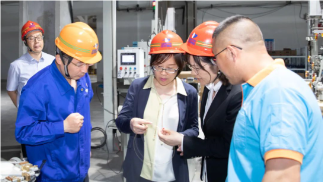 刁青麗在座談會上介紹了中天淮安公司鎮(zhèn)江工廠的生產經營情況，并詳細匯報了中天淮安項目未來的銷售布局和人才戰(zhàn)略規(guī)劃。她表示，中天淮安項目將繼續(xù)堅持"人才強基，科技強企"的發(fā)展戰(zhàn)略，積極與各大產學研平臺對接，為項目的后續(xù)發(fā)展提供動力。