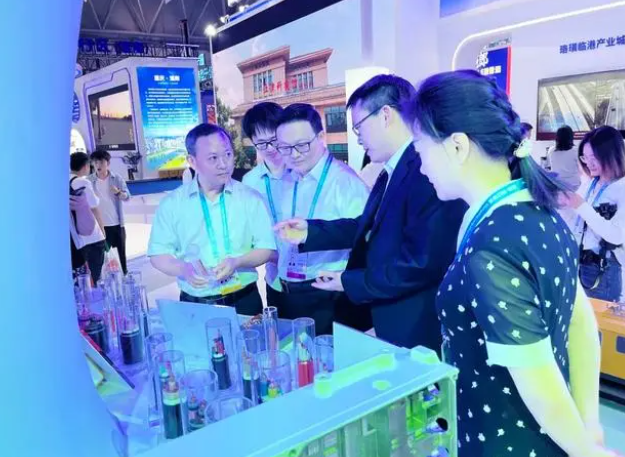 ，三峽電纜的技術創新和產品實力也得到了各級領導的認可和贊賞。在展會開幕當天，江津區委副書記、區長唐大軍以及江津區委常委、副區長劉晟等領導親臨展位參觀指導，并對三峽電纜所展示的線纜產品和技術創新給予了積極評價。