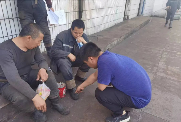 此外，鶴壁飛鶴銷售服務團隊還走訪了礦產能源行業，了解了這個行業對橡膠制品的需求。作為橡膠制品的專業制造商，飛鶴公司的膠靴產品自1961年開始生產，致力于為勞動者提供耐用性和防護性能。走訪中，銷售團隊詳細調研了工友們的穿用情況和對產品的反饋，收集了寶貴的意見和建議。