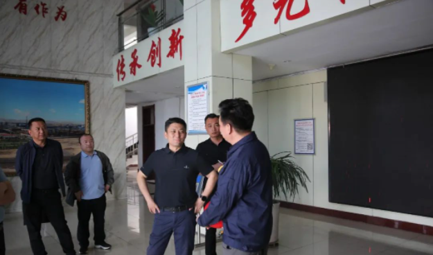 烏海市海南區(qū)區(qū)委副書記、政府區(qū)長(zhǎng)白春雷，以及其他幾位副區(qū)長(zhǎng)、政府辦公室主任和部門負(fù)責(zé)人，對(duì)烏海黑貓的經(jīng)濟(jì)運(yùn)行和生產(chǎn)建設(shè)運(yùn)營(yíng)情況進(jìn)行了實(shí)地考察。