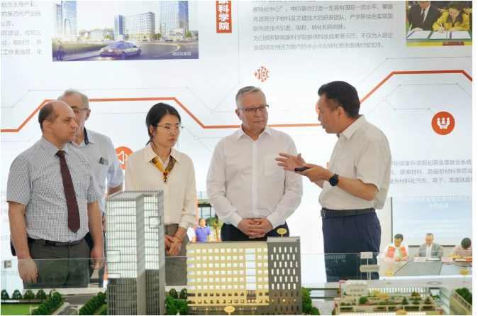 據了解，王兆波向白俄羅斯專家介紹了中白新材料產業園的最新發展情況。該產業園以科技研發與應用、綠色智能制造、新材料研發、軌道交通、高端裝備和智慧物流為主導產業，集成了電子商務、文化娛樂和現代服務等配套業態。產業園通過建設標準化廠房、研發中心、科創孵化以及寫字樓等，打造了第四代新型智能制造產業園，為企業提供了上下游融合、優質資源集聚和服務生態系統的支持。