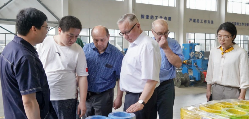 白俄羅斯專家團隊參觀了華凌電纜的實驗室和多個工廠車間，全面了解了華凌電纜檢測中心的發展情況、研發平臺的建設以及電纜生產工藝流程和生產能力等重要內容。這次參觀使專家們對華凌電纜的技術實力和生產能力有了更深入的了解。