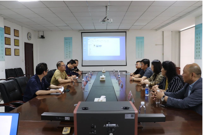 隨后，一行人到達(dá)耐斯特炭黑公司，在辦公樓三樓會議室組織了交流會。會上，他們詳細(xì)了解了耐斯特炭黑公司自2009年以來取得的成績和科研成果，并實地查看了炭黑生產(chǎn)工藝流程和現(xiàn)場管理工作等。據(jù)炭黑產(chǎn)業(yè)網(wǎng)了解，這次考察旨在為未來的合作框架鋪墊基礎(chǔ)。