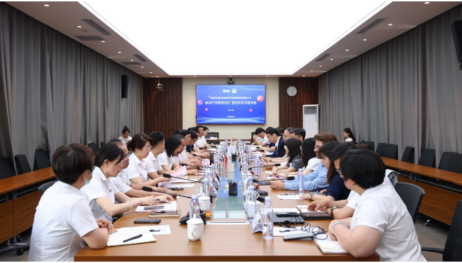 道恩集團有限公司(以下簡稱道恩集團)與華南理工大學于近日在山東龍口舉行簽約儀式，達成多項合作協議。雙方將共同建設綠色先進高分子材料聯合實驗室，致力于開發新一代熱塑性硫化膠技術，并設立道恩新材料獎學金，以促進學校教育事業的發展。