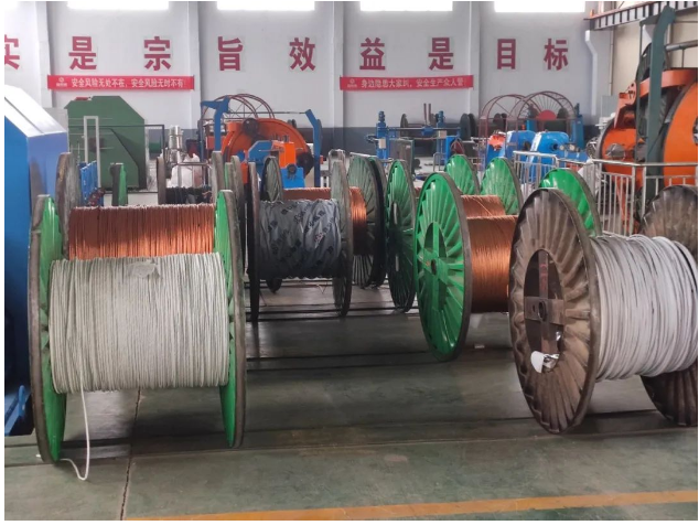 鑫泰電纜生產總監王茂衛指出，生產中心是全員會戰的重中之重。各班組要勇于擔當，積極發揮表率作用，展現鑫泰電纜人“招之則來，來之能戰，戰之能勝”的戰斗精神。同時，生產中心的各科室和模塊都需要積極配合，快速響應。在確保質量和安全的前提下，他們要控制成本，提高效率，圓滿完成生產任務。