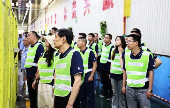 在本次廣西會議中，經銷商們還有機會分享他們的市場經驗，并參觀了玲瓏輪胎的生產工廠。通過參觀工廠，經銷商們了解了輪胎的生產工藝，并通過專業知識的加強，提升了對輪胎性能的判斷能力，以更好地為市場提供服務。