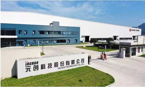公司辦主任王永躍和制造部經理李慶輝為獲獎員工頒發了獎項，并對他們的出色表現給予了高度肯定和鼓勵。這次表彰不僅是對他們個人努力的認可，也是對他們在愛崗敬業、勇于擔當方面所展現的精神的褒獎。