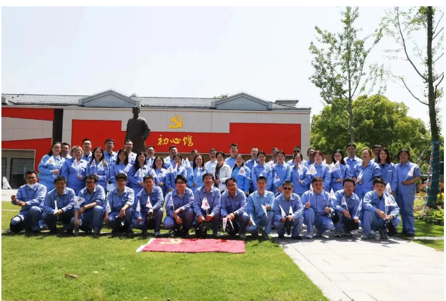 活動還組織了參觀紅色遺跡的環(huán)節(jié)。全體職工徒步前往金山區(qū)紅色教育基地的“初心館”，并聆聽了志愿者對金山區(qū)紅色歷史和革命烈士李一諤的講解。通過學(xué)習(xí)先烈們堅貞不屈、英勇無畏的品質(zhì)和革命精神，華涂人紛紛表示要將主題教育的成果轉(zhuǎn)化為實際行動，不忘初心、牢記使命，在工作中融入革命精神，進一步提升老字號品牌的影響力。