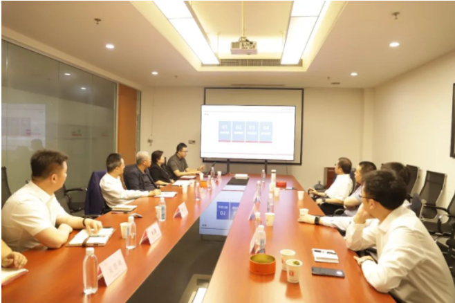 隨后，中策知輪公司智慧事業(yè)部總監(jiān)葛漢向與會(huì)領(lǐng)導(dǎo)全面介紹了知輪智慧系統(tǒng)的開發(fā)和應(yīng)用情況。雙方就智慧系統(tǒng)在一汽解放車型上的應(yīng)用以及自研系統(tǒng)的模塊對(duì)接展開了深入探討和交流。這為下一步的合作開發(fā)奠定了堅(jiān)實(shí)的基礎(chǔ)，同時(shí)也為智慧系統(tǒng)在前裝市場(chǎng)的應(yīng)用打開了新的想象空間。