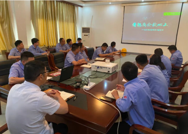 寶勝(山東)電纜有限公司日前召開(kāi)了一場(chǎng)以“人人講安全 個(gè)個(gè)會(huì)應(yīng)急”為主題的安全生產(chǎn)月啟動(dòng)會(huì)議。該公司各部門(mén)的責(zé)任人和安全員參加了此次會(huì)議。