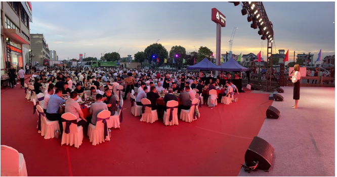 通過這次啤酒狂歡節(jié)，中國(guó)重汽和中策橡膠展示了他們?cè)谥乜ㄊ袌?chǎng)上的合作實(shí)力和創(chuàng)新能力。他們的新產(chǎn)品將為綠色、智能和節(jié)能城建提供可靠的解決方案，助力中國(guó)重卡市場(chǎng)迎接新的規(guī)劃和要求。