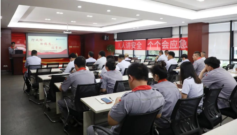 為進一步推動企業(yè)安全生產責任，提升安全管理水平，并響應全國第22個“安全生產月”的號召，建新趙氏科技有限公司召開了“2023年安全生產月啟動會”。本次活動以“人人講安全、個個會應急”為主題，旨在提高全員的風險隱患排查整改質量、安全意識和避險逃生能力。