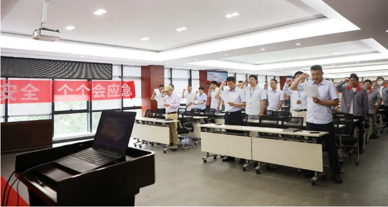 隨后，員工代表葛文武和陳浩發(fā)表講話，重點強調了安全意識的重要性。此外，安全辦的代表介紹了公司的安全生產形勢，并解釋了“安全生產月”活動的具體方案，組織了學習新《安全生產法》的培訓視頻。最后，人資行政中心副總監(jiān)趙元樸做了總結發(fā)言，并舉行了集體宣誓簽字儀式。