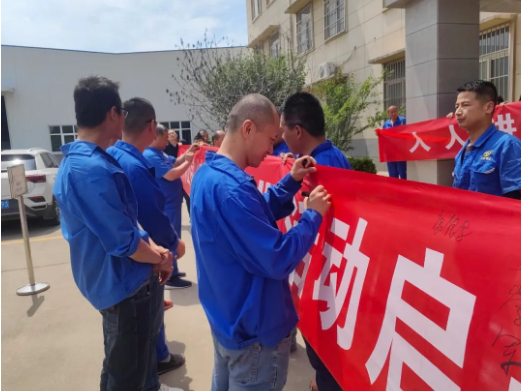 其次，他強(qiáng)調(diào)要進(jìn)一步抓實(shí)落實(shí)，貫徹安全生產(chǎn)的理念、法規(guī)和手段，確保責(zé)任層層落實(shí)，每個(gè)人、每個(gè)環(huán)節(jié)、每個(gè)細(xì)節(jié)都要承擔(dān)起安全生產(chǎn)的責(zé)任。此外，隨著氣溫的上升，他提醒大家要特別注意安全用電、防火防爆以及防暑防疲勞等方面的工作。