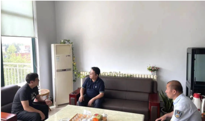 街道黨工委副書記、政協(xié)聯(lián)絡(luò)室主任薛茂春同志對(duì)各企業(yè)提出的意見(jiàn)和建議表示感謝，并強(qiáng)調(diào)了這次會(huì)議的重要性。他指出，這次座談會(huì)的目的是為了了解企業(yè)的實(shí)際困難和需求，從而為企業(yè)提供更好的服務(wù)。橡膠輪胎企業(yè)作為勞動(dòng)密集型企業(yè)，在提高居民收入、解決勞動(dòng)力就業(yè)以及拉動(dòng)第三產(chǎn)業(yè)消費(fèi)方面發(fā)揮著重要的作用。