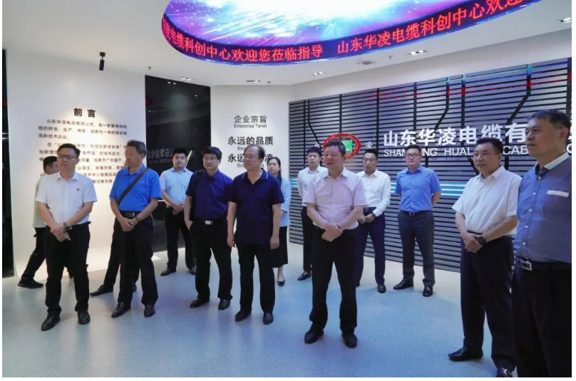 軌道交通集團(tuán)外部董事楊承林、周有志、王曉軍、李利平、胡安洪，濟(jì)南軌道交通集團(tuán)黨委委員、副總經(jīng)理盧慶亮，資產(chǎn)管理公司副總經(jīng)理劉迎展等蒞臨山東華凌電纜有限公司進(jìn)行調(diào)研交流。這次調(diào)研旨在深入了解華凌電纜在電纜行業(yè)的發(fā)展情況及其在核電、軌道交通、新材料等領(lǐng)域的成就和貢獻(xiàn)。