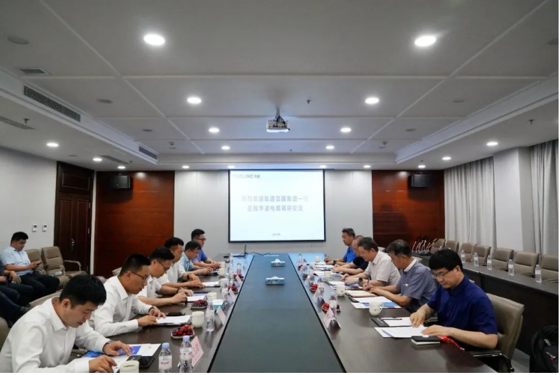 在座談會(huì)上，華凌電纜的副總裁兼董事會(huì)秘書(shū)王飛對(duì)外部董事的到來(lái)表示熱烈歡迎，并向他們介紹了華凌電纜的發(fā)展歷程、公司框架和經(jīng)營(yíng)狀況等方面的情況。接著，華凌電纜的副總裁兼銷(xiāo)售總經(jīng)理董效柱向外部董事匯報(bào)了企業(yè)的經(jīng)營(yíng)發(fā)展情況、銷(xiāo)售業(yè)績(jī)以及未來(lái)的工作思路。