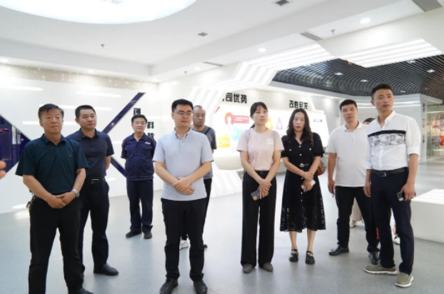 隨后，調研團一行來到華凌電纜的展廳，工作人員向他們介紹了華凌電纜的發展歷程、人才培育、產品研發和企業榮譽等情況。重點介紹了華凌電纜在核電、軌道交通、艦船、特種裝備和新材料等五大領域所取得的成績和貢獻。據工作人員介紹，華凌電纜為了解決行業難點和痛點，引進了白俄羅斯國家科學院的高分子材料技術，并將其進行成果轉化和市場化應用，從而填補了國產電纜材料在高端技術和新材料領域的空白。