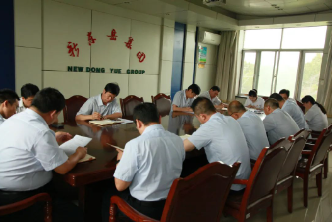 近日，新東岳集團召開5月份高效運營工作推進會。會議由企管部副經理鄭文胸主持，旨在通過統一思想認識，激發管理干部的干事創業新活力，助力企業實現高效運營。
