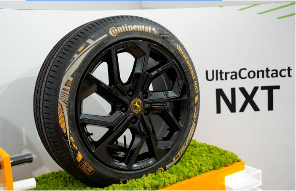 馬牌UltraCo<i></i>ntact NXT輪胎上的特殊標志表示其包含可回收材料，其中包括來自廢棄輪胎的再生橡膠、廢鋼中回收的再利用鋼材，以及從PET塑料瓶中回收的高性能聚酯纖維。而ISCC PLUS質量平衡認證材料則由生物循環原料制成的可持續合成橡膠和炭黑構成。
