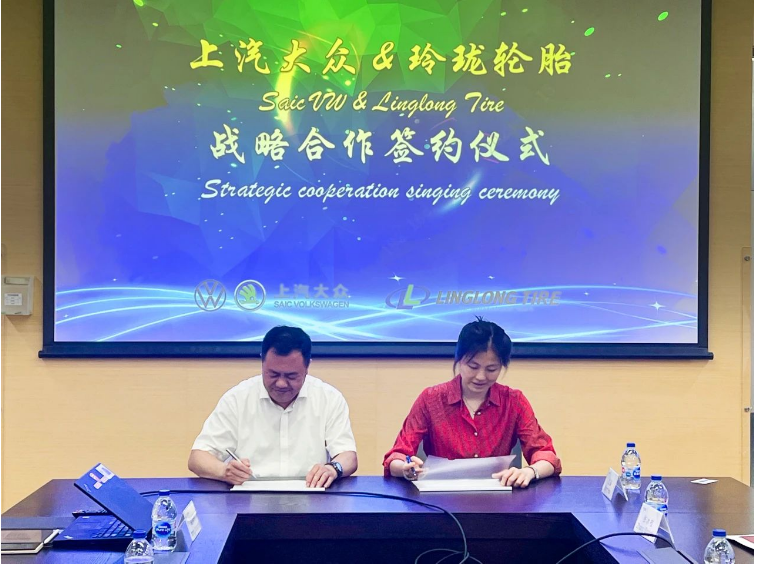 玲瓏輪胎與上汽大眾舉行了戰(zhàn)略簽約儀式。上汽大眾的高層采購團(tuán)隊與山東玲瓏輪胎股份有限公司的董事長兼總裁王鋒、副總裁馮寶春及其團(tuán)隊一同出席了這一重要的簽約儀式。