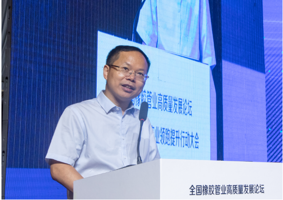 會議期間，中國橡膠工業(yè)協(xié)會副會長兼秘書長雷昌純代表協(xié)會致辭，指出中國膠管產(chǎn)業(yè)近年來取得了顯著的提升，但仍面臨全球經(jīng)濟形勢不確定和國內(nèi)需求不足等挑戰(zhàn)。他希望與會者充分利用論壇平臺進行交流，共同研討行業(yè)面臨的挑戰(zhàn)，并助力膠管行業(yè)實現(xiàn)綠色、創(chuàng)新和高質(zhì)量發(fā)展。