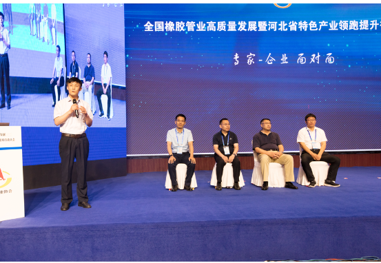 本次論壇還安排了“專家-企業(yè) 面對面”互動環(huán)節(jié)，由青島科技大學(xué)高分子科學(xué)與工程學(xué)院院長、橡塑材料與工程教育部重點實驗室主任閆業(yè)海主持，來自青島科技大學(xué)高分子科學(xué)與工程學(xué)院的孫舉濤、鄧濤、翟俊學(xué)、吳明生四名專家為現(xiàn)場的膠管及相關(guān)企業(yè)進行了答疑解惑，通過院校專家與企業(yè)代表的互動，在一定程度上幫助企業(yè)解決了生產(chǎn)及研發(fā)過程中遇到的困難，同時也為大家提供了解決問題的思路。