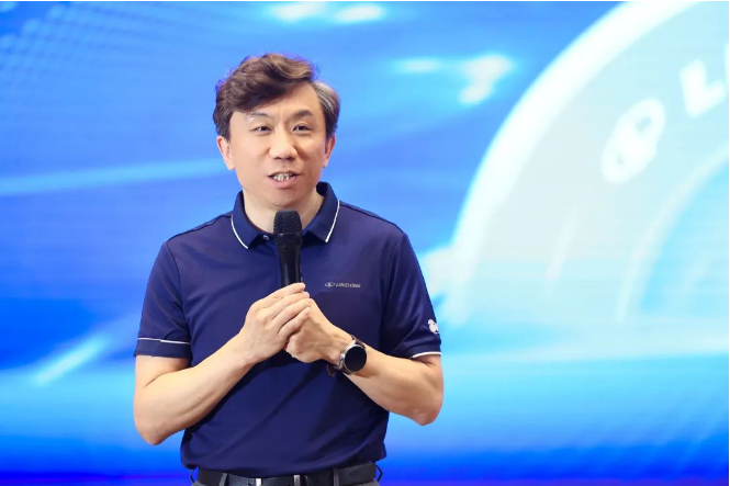 玲瓏輪胎副總裁于航結合會議主題介紹了他們即將實施的“四全三新”規劃。為幫助經銷商在市場上取得突破，玲瓏輪胎將從產品、渠道、價值、品牌四個方面全面布局，注入新的銷售動力，不斷更新產品、渠道和能力，以企業實力推動銷售力的提升，進而提升企業整體實力，形成強大的廠商聯動服務市場的模式。