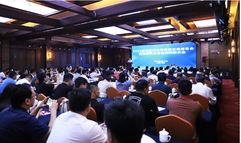 2023拖拉機行業(yè)高質(zhì)量發(fā)展報告會暨拖拉機分會會員代表大會在洛陽召開。本次會議由中國農(nóng)業(yè)機械工業(yè)協(xié)會主辦，吸引了200多位來自中國拖拉機行業(yè)的骨干企業(yè)、農(nóng)機及零部件企業(yè)代表參會。作為中國農(nóng)業(yè)胎領(lǐng)域的領(lǐng)先企業(yè)，玲瓏輪胎應(yīng)邀參與了此次盛會。