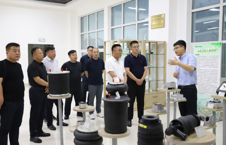 隨后，葉永興一行參觀了美晨工業(yè)集團(tuán)的黨群文化長廊、產(chǎn)品展廳、生產(chǎn)現(xiàn)場和研發(fā)中心。他們對公司取得的成就和發(fā)展給予了高度認(rèn)可，并對美晨工業(yè)集團(tuán)的發(fā)展前景表示了期待。