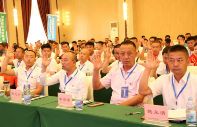 現(xiàn)場全體會員對于冉平同志所做第三屆工作報告、魏永清同志所做章程修改說明、龔大亮同志所做第三屆財務(wù)審計決算報告、蘇青凌同志所做的商會財務(wù)管理和會費繳納辦法，全票通過。