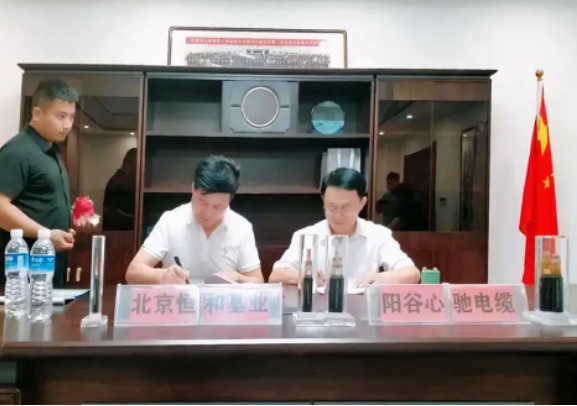 山東陽谷萬里行電纜有限公司迎來了一支重要的訪客團隊。來自北京的恒和基業建設發展有限公司董事長馬國東率領團隊蒞臨該公司進行了實地考察，并簽署了一項戰略合作協議。陽谷萬里行電纜有限公司董事長徐振起以及公司高層對恒和基業的到訪表示了熱烈的歡迎。雙方領導隨后就各自公司的現狀和未來發展趨勢進行了詳細介紹。