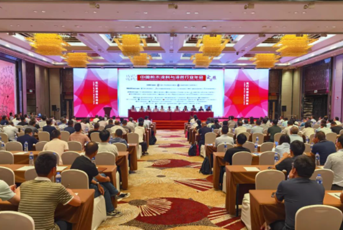 廣東佛山勝利舉辦了2021/2022中國粉末涂料與涂裝行業(yè)年會。本次年會吸引了來自全國各地的500余名代表參會。在這個重要的行業(yè)盛會上，涂料與涂裝領域的專家學者、企業(yè)代表齊聚一堂，共同探討行業(yè)發(fā)展趨勢與創(chuàng)新方向。