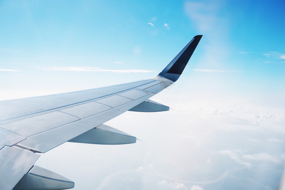 眾所周知，航空輪胎的需求量與飛機保有量呈正相關。中國民航、通航及軍用飛機的數(shù)量將繼續(xù)增加，因此對航空輪胎行業(yè)的需求量也將大幅增長。由于飛機輪胎在起降過程中會受到一定的磨損，因此需要進行更換和更新。通常情況下，飛機輪胎在起降150次左右就需要更換，平均每架飛機每年需替換約10次輪胎。因此，航空輪胎屬于一種頻繁更換的消耗品。