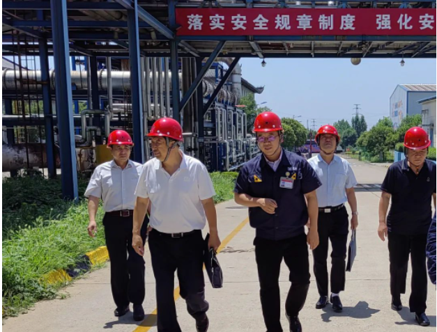 河北省總勞動和經濟工作部二級調研員郝建良與勞動和經濟工作部副部長董亮日前前往河北邯鄲市黑貓炭黑有限公司，對該公司舉辦的“防風險、查隱患、保安全”安全生產百日競賽活動進行了調研。