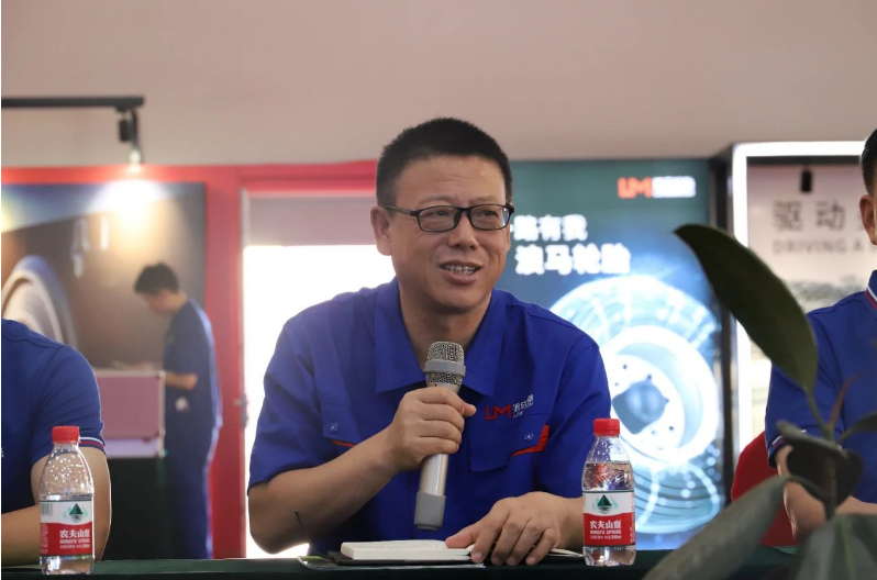 會議伊始，浪馬輪胎總經理金永生熱烈歡迎前來參會的核心客戶，并衷心感謝他們多年來對途順輪胎的信任、支持和合作。金總強調，浪馬輪胎始終致力于做全鋼胎的發展戰略，秉持著做專、做精、做強、做久的理念。他強調了以市場和客戶為中心的重要性，將發現客戶需求和滿足客戶需求作為客戶服務工作的核心，希望繼續與合作伙伴攜手合作，準確聚焦超細分市場，為客戶創造更大的價值。