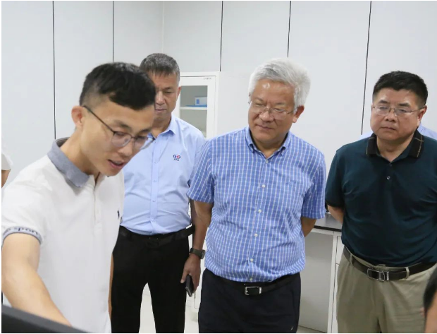 臨工重機(jī)副總經(jīng)理李連剛、王仁賓，總經(jīng)理助理盧立強(qiáng)，數(shù)字化研究院院長童偉，高機(jī)制造技術(shù)研究院院長劉志軍，礦機(jī)制造技術(shù)研究院院長蔣周偉，生產(chǎn)綜合部經(jīng)理劉月昌，金利集團(tuán)董事長徐小龍，副總裁王玉寶，油缸制造部部長李夢龍共同參觀了賽輪集團(tuán)。這次參觀為雙方進(jìn)一步加強(qiáng)合作提供了重要的契機(jī)。