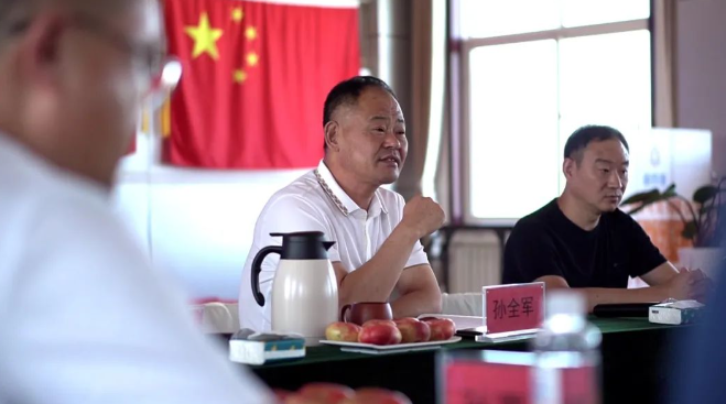 在會上，董事長孫全軍發(fā)表了重要講話。他指出，市場營銷工作是企業(yè)發(fā)展的關(guān)鍵，上半年銷售工作雖然取得了一定成績，但仍存在較大的提升空間。孫全軍強調(diào)，下半年各代理商應(yīng)以“咬定青山不放松”的精神狀態(tài)，努力實現(xiàn)在線纜銷售量的突破。