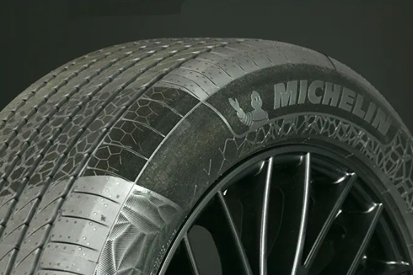 米其林公司以一款含45%可持續材料的輪胎榮獲“底盤、車身和外觀”領域的2023汽車創新獎。該獎項是由普華永道和德國汽車管理中心聯合頒發的，旨在表彰在汽車工程領域取得尖端創新成果的企業。