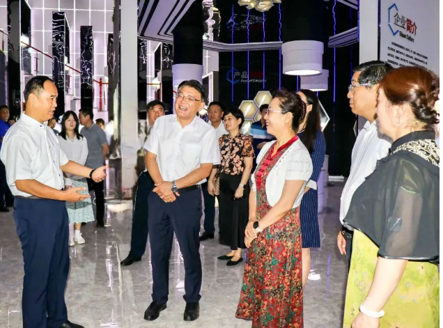 濟(jì)寧市政協(xié)副主席、市工商聯(lián)主席李敬一行于7月19日到訪山東濱澳電線電纜有限公司，對(duì)企業(yè)的發(fā)展和創(chuàng)新工作進(jìn)行了調(diào)研指導(dǎo)。此次調(diào)研活動(dòng)得到了濱州市政協(xié)副主席侯學(xué)峰、市政協(xié)黨組成員甄恩如以及園區(qū)領(lǐng)導(dǎo)的陪同。