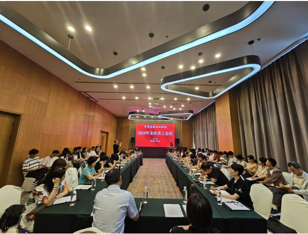 雷昌純主持了7月14日召開的全體員工會議，隨后乳膠分會秘書長凃燕玲、橡膠制品分會秘書長宋巖、膠鞋分會秘書長王剛、骨架材料專業委員會秘書長于濤，分別進行了交流發言。
